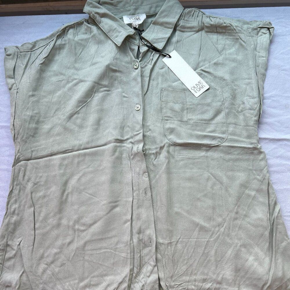 Olive and Oak Green Collared Button Up Rayon V Neck Blouse Pocket M.     B1
